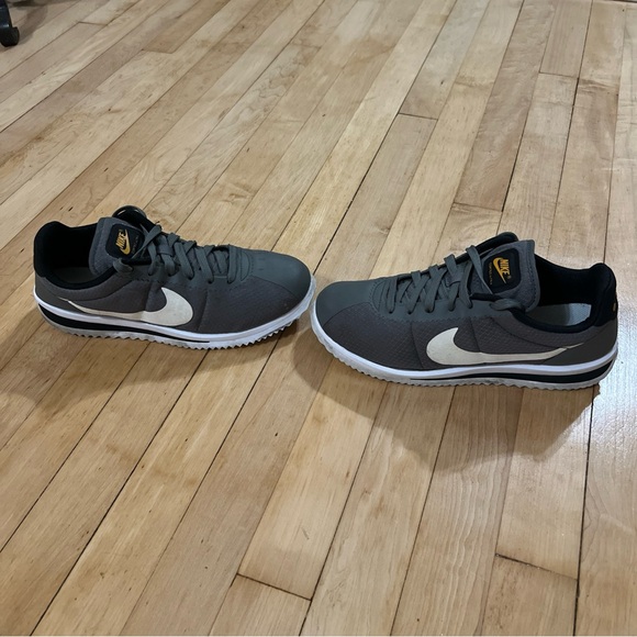 Nike Dark Gray Sneakers with White and Gold Accents - Picture 2 of 6